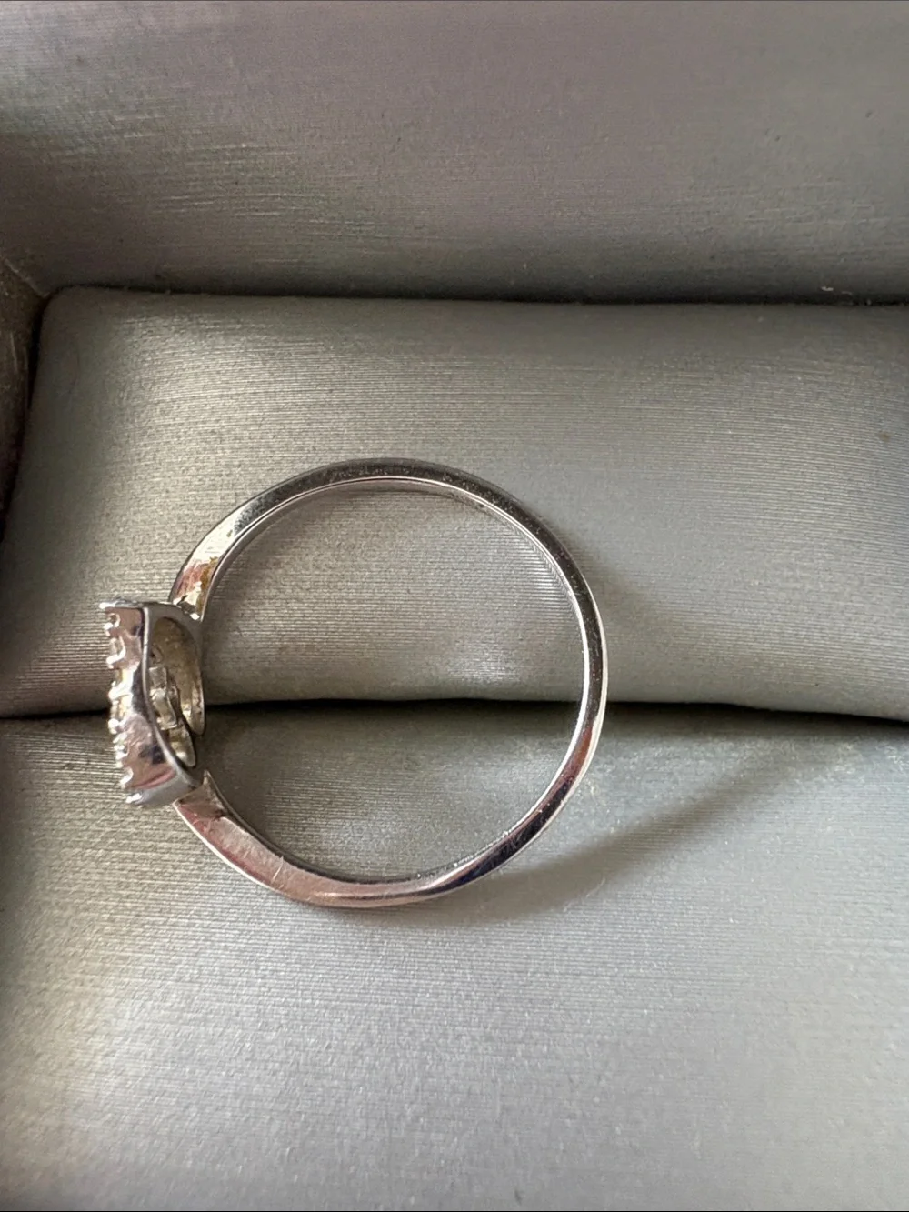 10K White Gold heart ring with sparkling diamonds Zales circa 2010 size 7